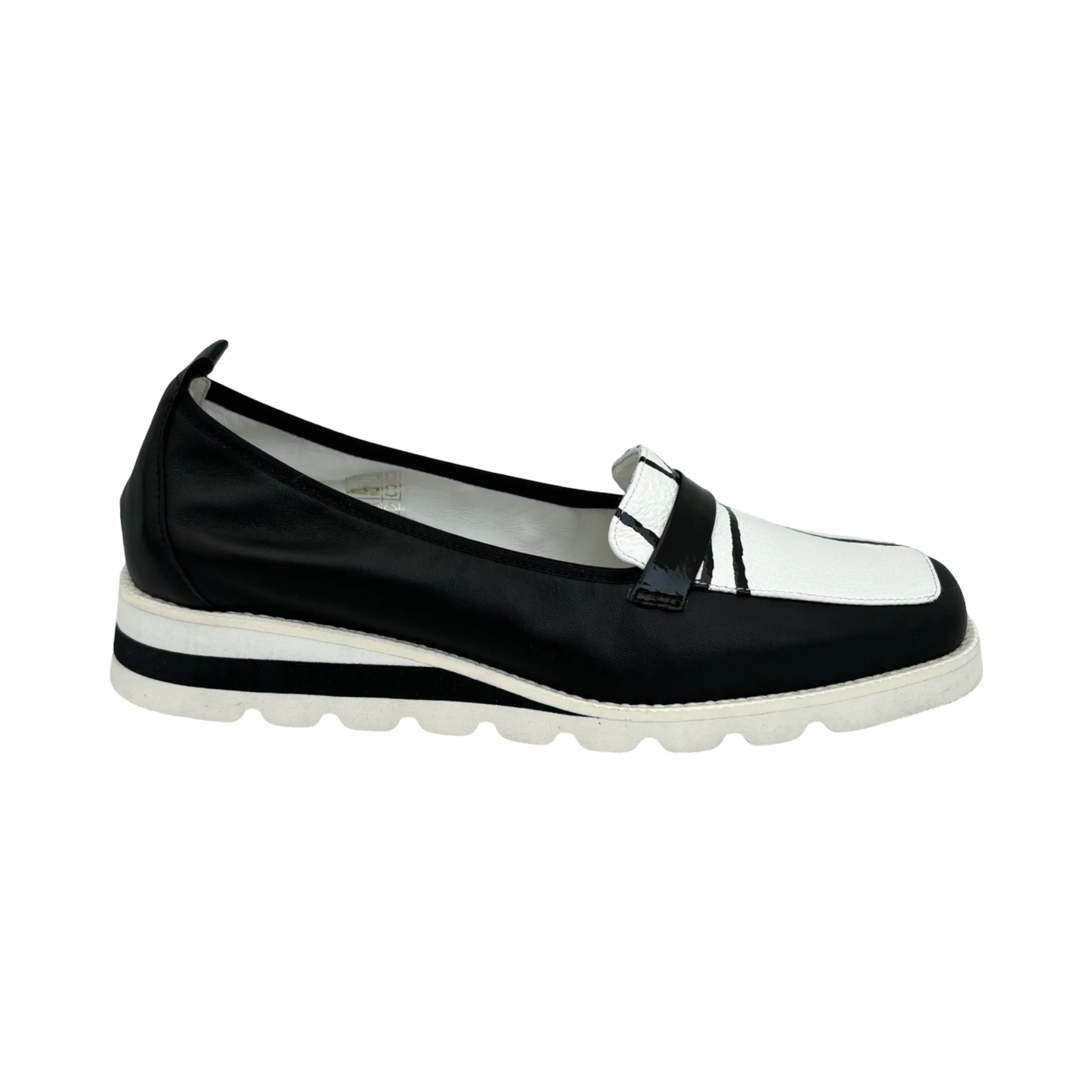 11224 St Tropez B/W Loafer